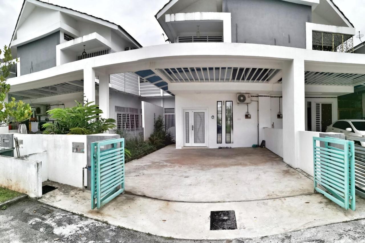 Teratak Persona Homestay. 4 Rooms Double Storey Terrace In Kuantan City. Exteriér fotografie