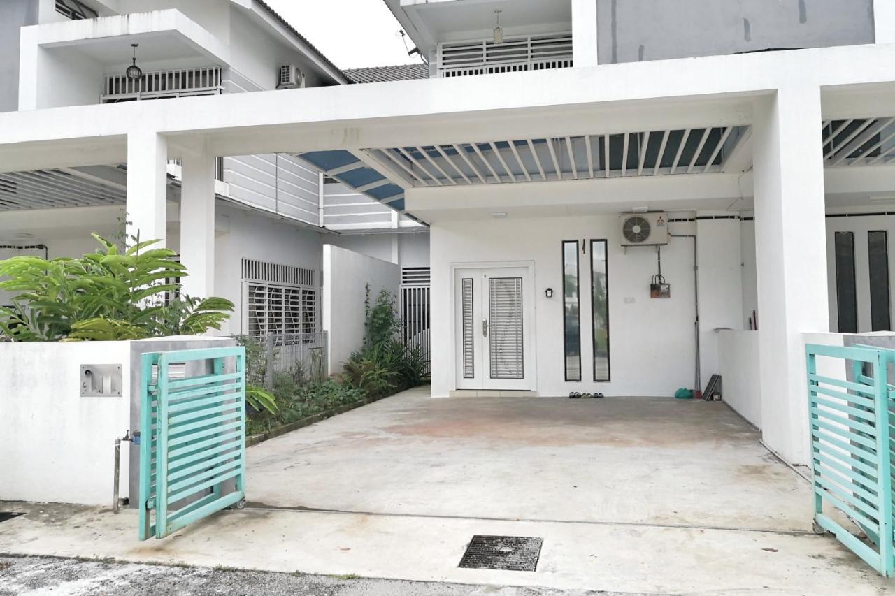 Teratak Persona Homestay. 4 Rooms Double Storey Terrace In Kuantan City. Exteriér fotografie