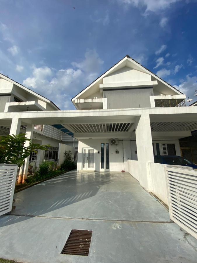 Teratak Persona Homestay. 4 Rooms Double Storey Terrace In Kuantan City. Exteriér fotografie